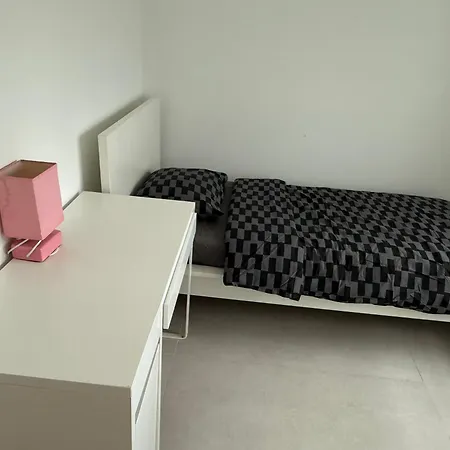 Beautiful House &parking Space דירה