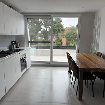 Beautiful House &parking Space דירה ליובן